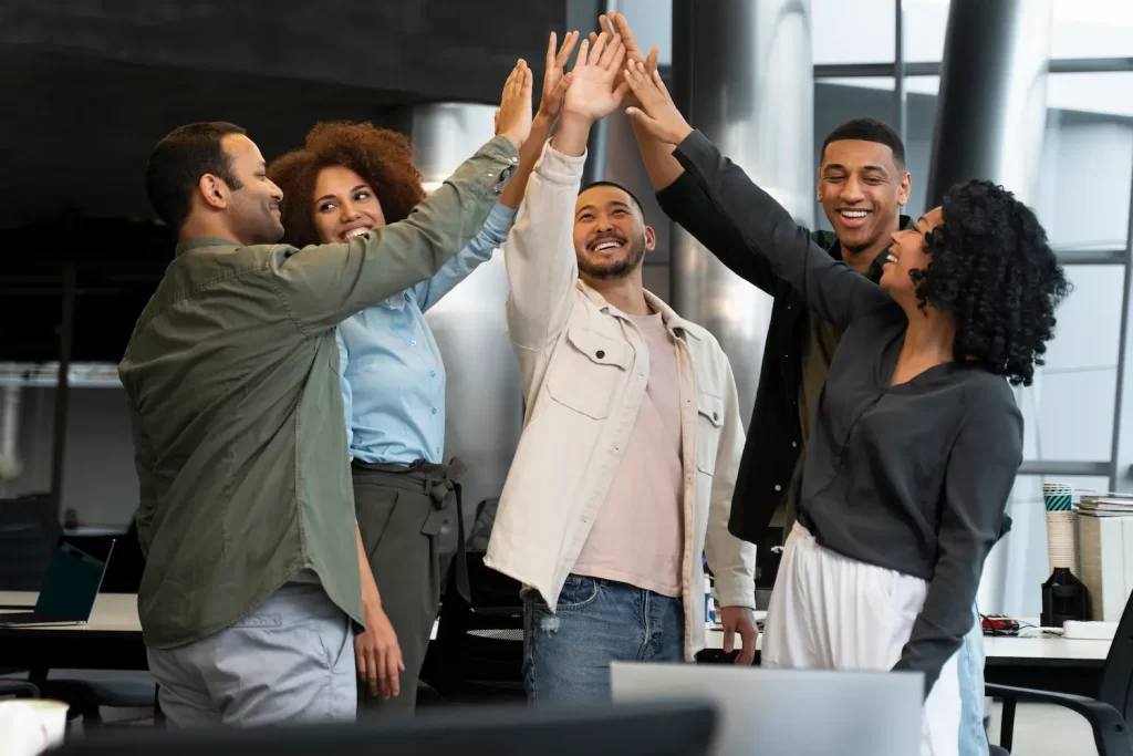 Equipe motivada a melhorar depois de realizar um curso de OKR